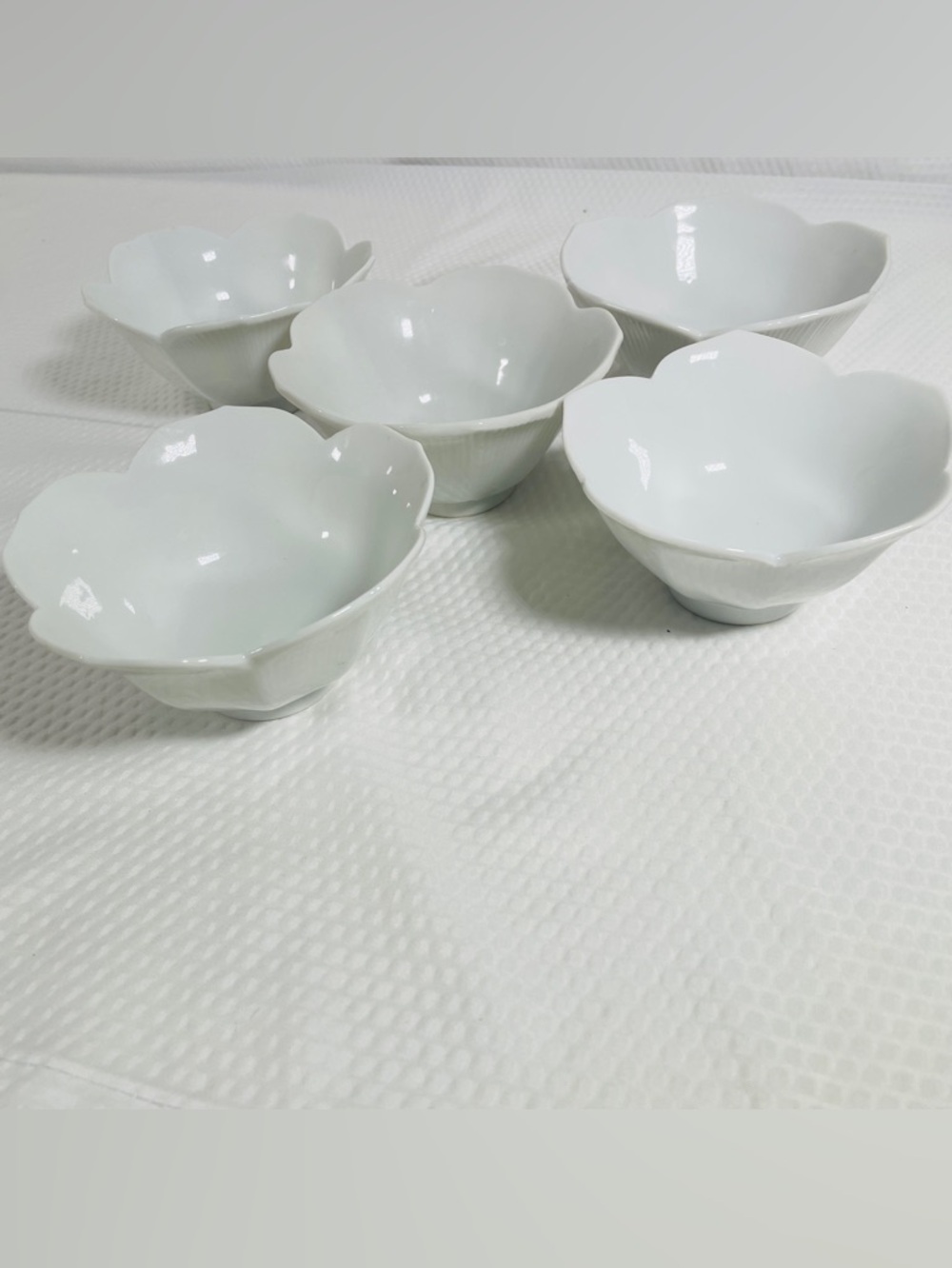 Vintage White Milk Glass Lotus Petal Bowls Scalloped Dessert Set of 5. - Picture 8 of 8